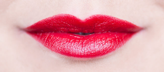 Maybelline Color Sensational Lipstick 530 Fatal Red molkan skönhetsblogg