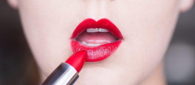 Maybelline Color Sensational Lipstick 530 Fatal Red molkan skönhetsblogg