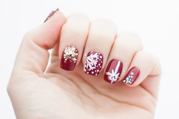 notd christmas nails loreal essie the body shop nail art red gold green white glitter